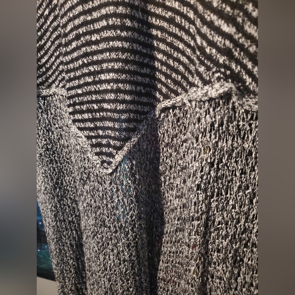 NWOT Gorgeous grey and black pattern Bella Nygard belted cardigan - Picture 3 of 4